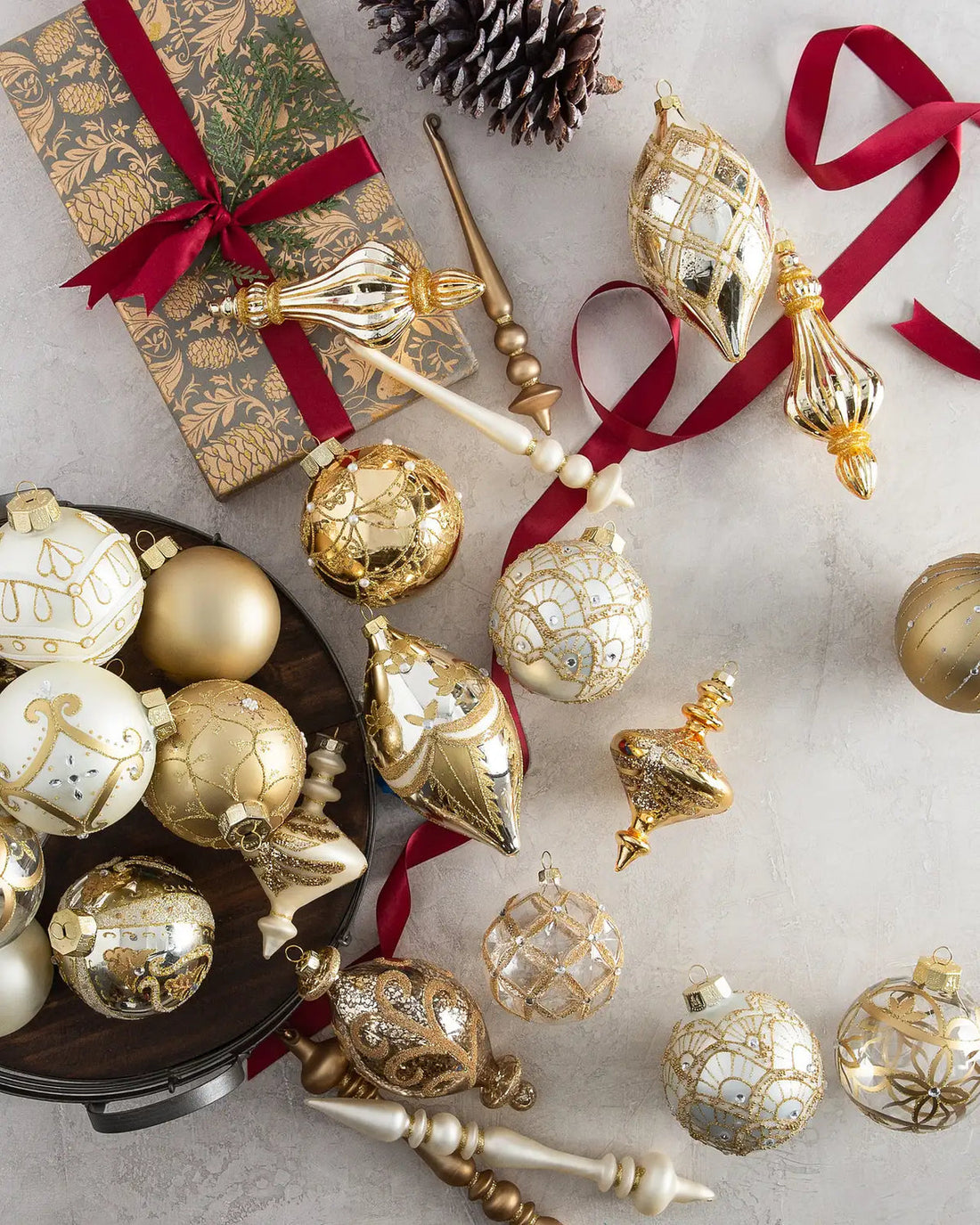Kit 32 Enfeites para Árvore de Natal Dourado, Champagne e Branco – Bolas e Pendentes Decorativos