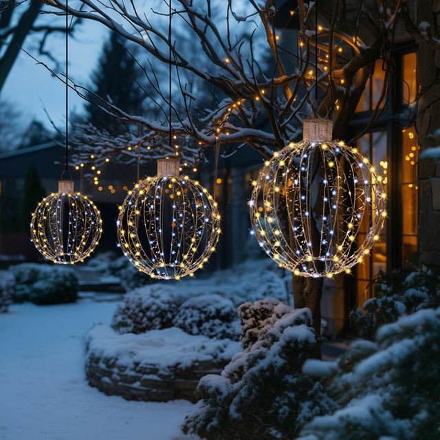 Bolas Natalinas Suspensas com LED – Kit com 3 Tamanhos