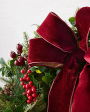 Grinalda de Natal 90 cm com LED, Laço Bordô, Pinhas e Frutas Vermelhas