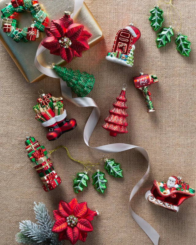 Kit 16 Enfeites de Natal Tradicional Vermelho e Verde com Pai Natal, Presentes e Árvores