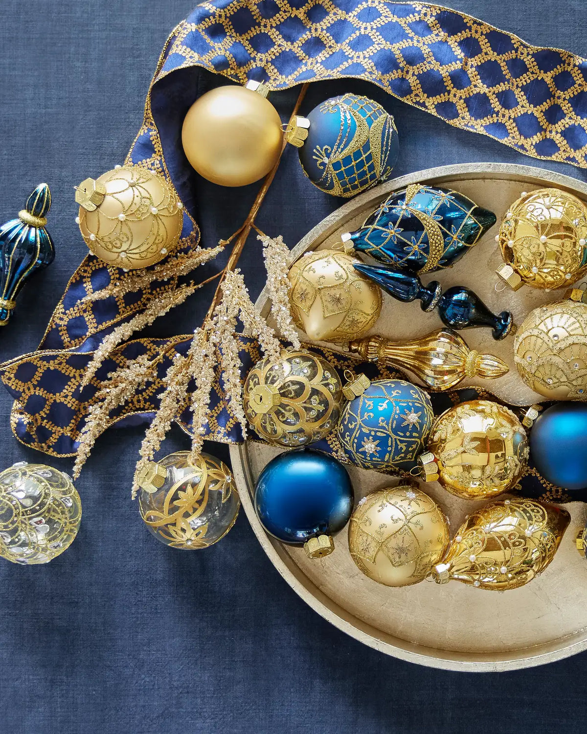 Kit 32 Enfeites para Árvore de Natal Azul e Dourado com Bolas e Pendentes Decorativos