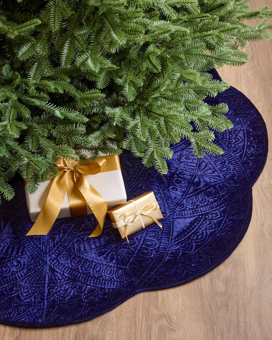 Saia para Árvore de Natal em Veludo Azul Meia-Noite com Relevo